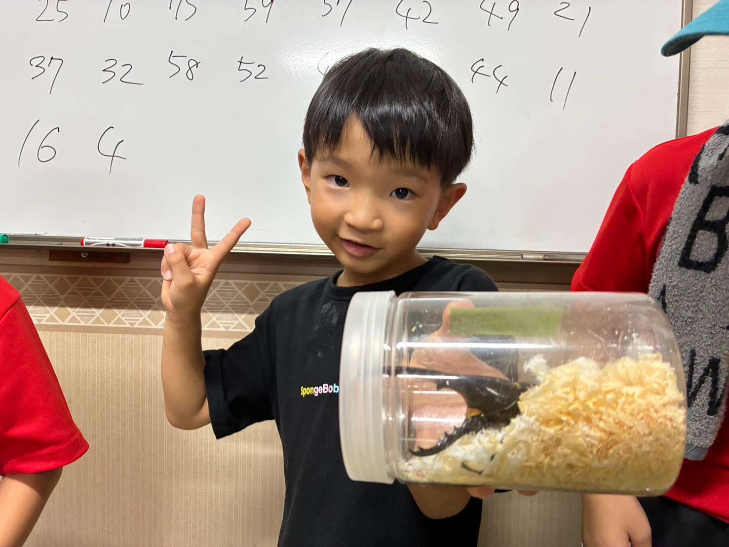 生き物ビンゴを楽しむ参加者