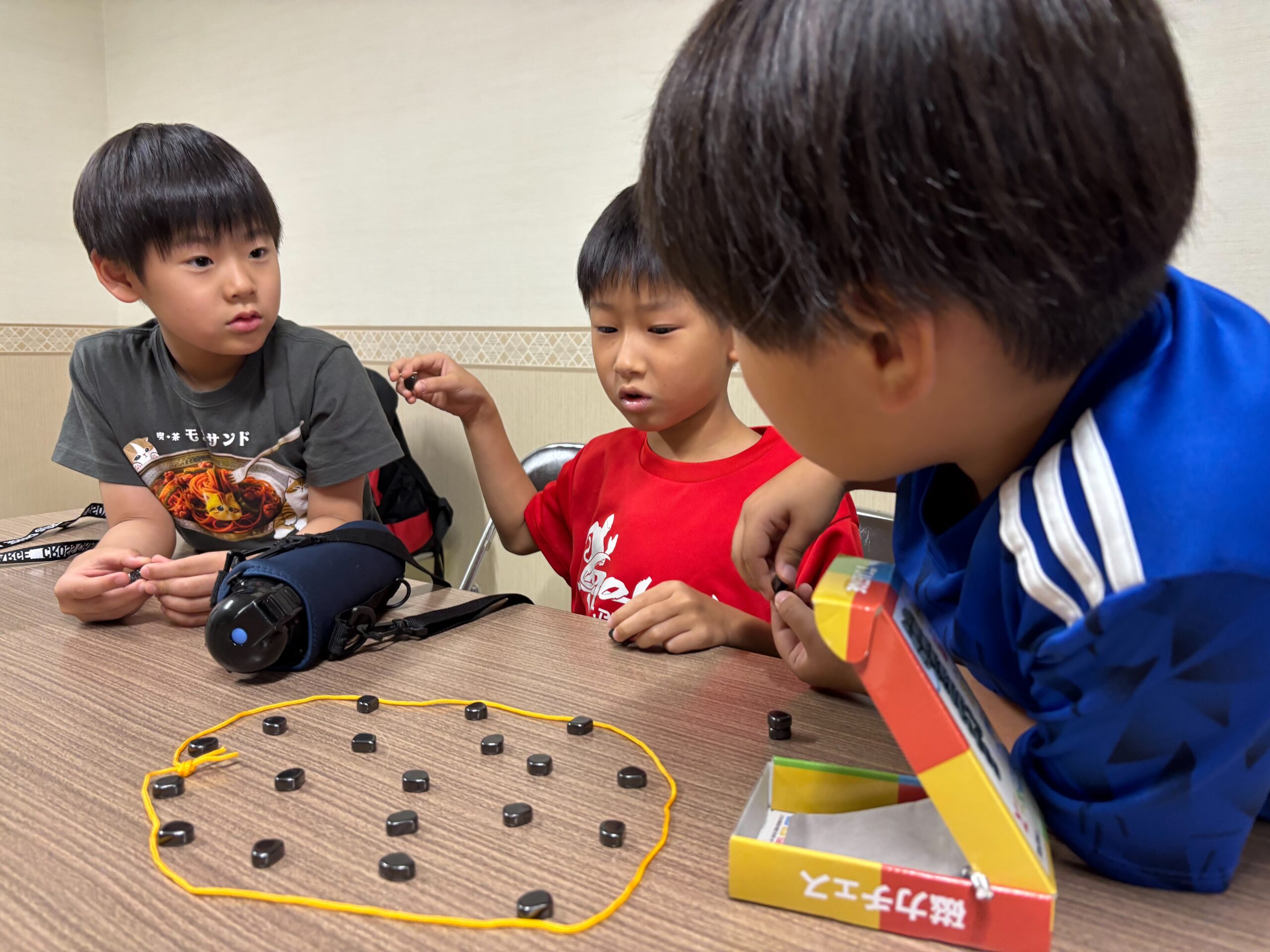 生き物をテーマにしたボードゲームを楽しむ子どもたち