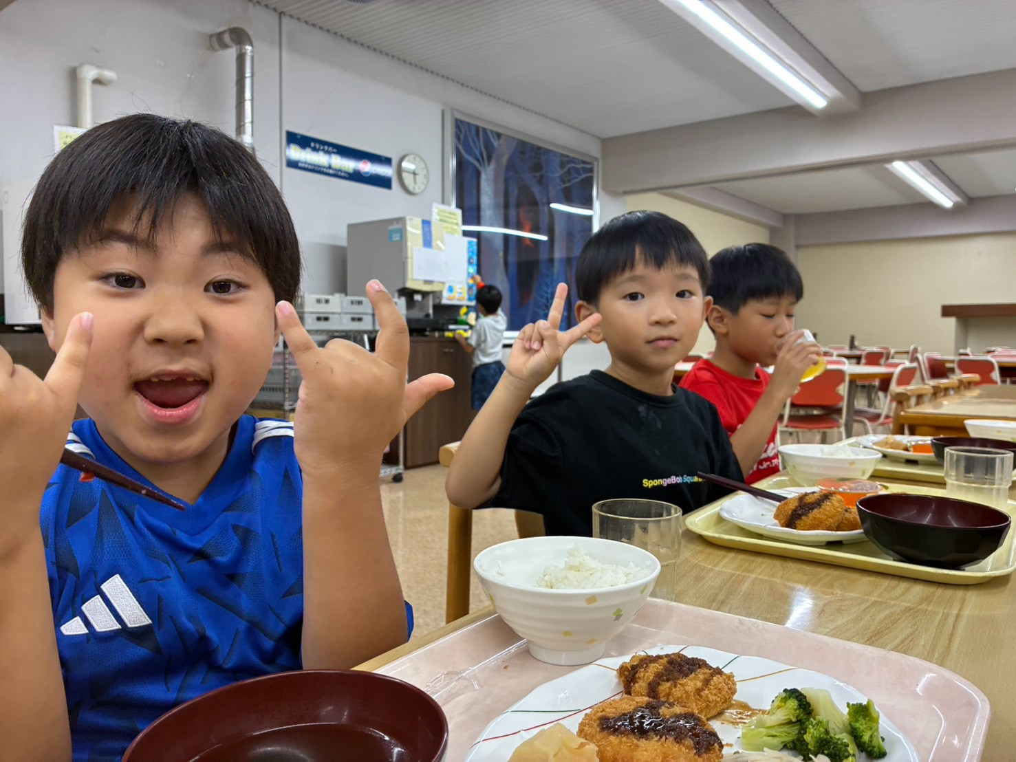 生き物合宿で夕食を楽しむ子どもたち