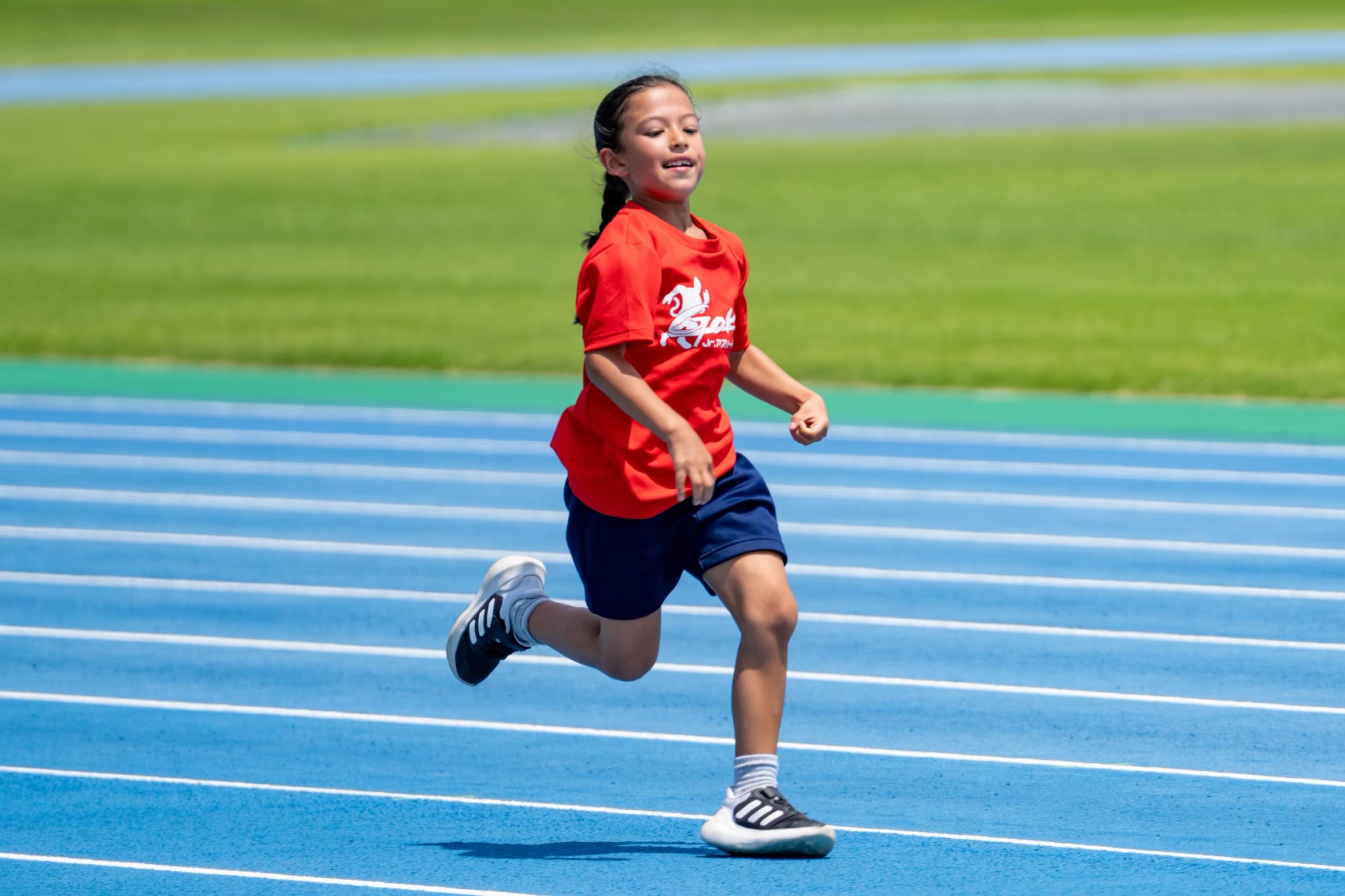 陸上競技に取り組む子供