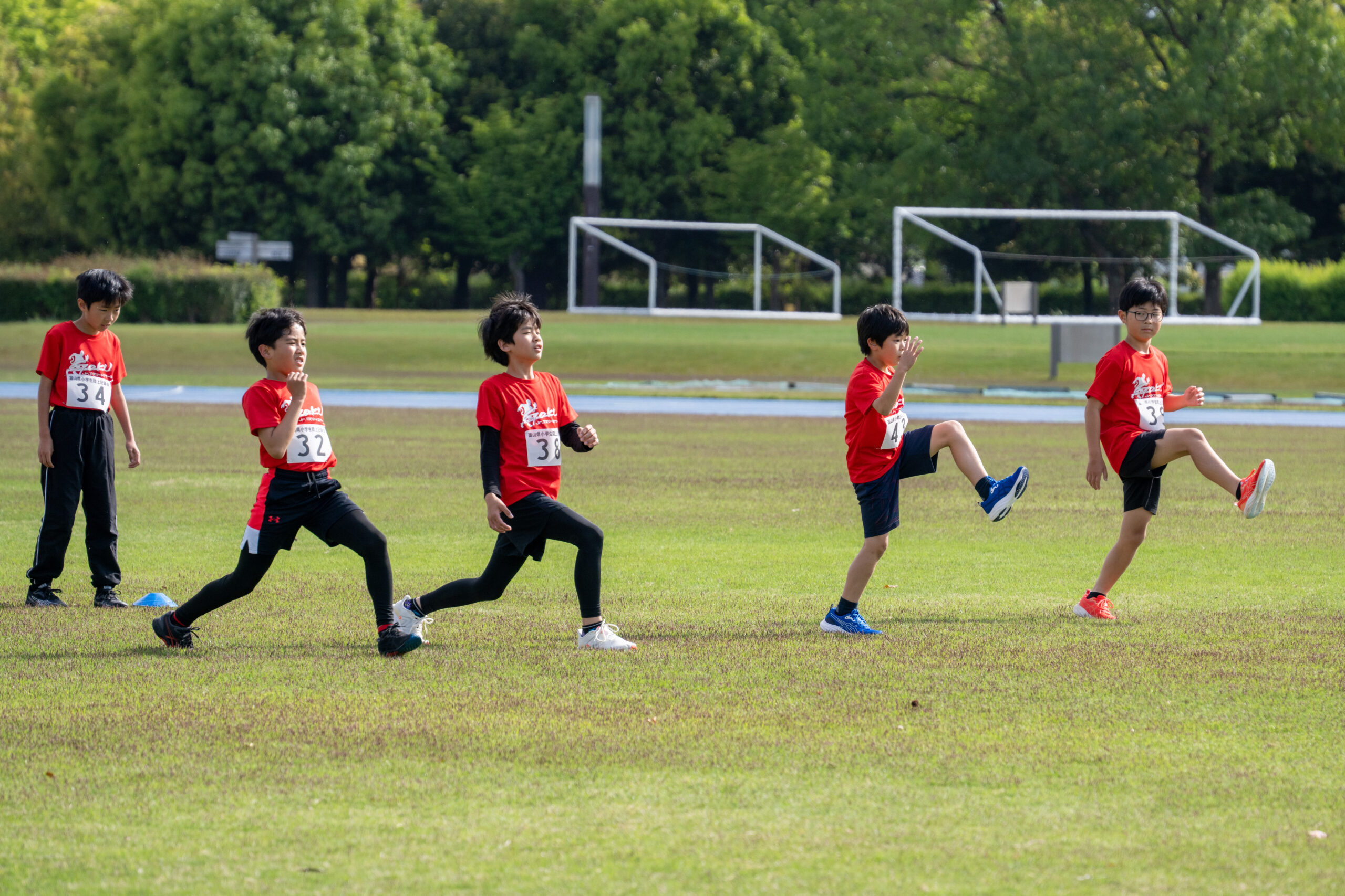 仲間と運動に取り組む子供たち